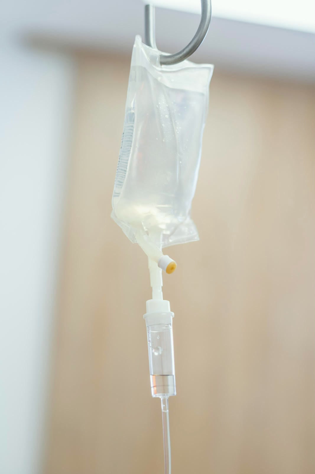 Bolsa de suero lista para la sesión de sueroterapia en WIWA